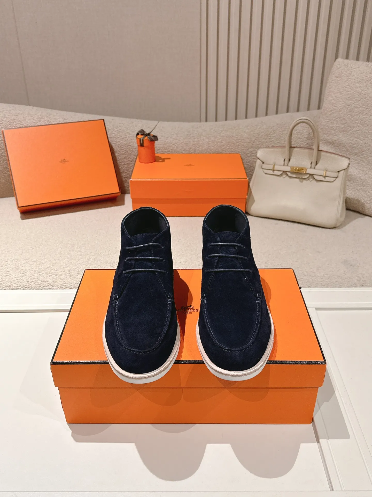 Men's Men's Shoes 660💰 Hermes men's size #26ss calfskin derby shoes, decorated with signature "H Diamant" details for a stylish and casual style. Fabric: Cow suede Lining: Mixed sheep lining Outsole: Genuine leather welt + original TPU Bottom thickness: 3CM Code number: 39-45 (customized at 46.47)